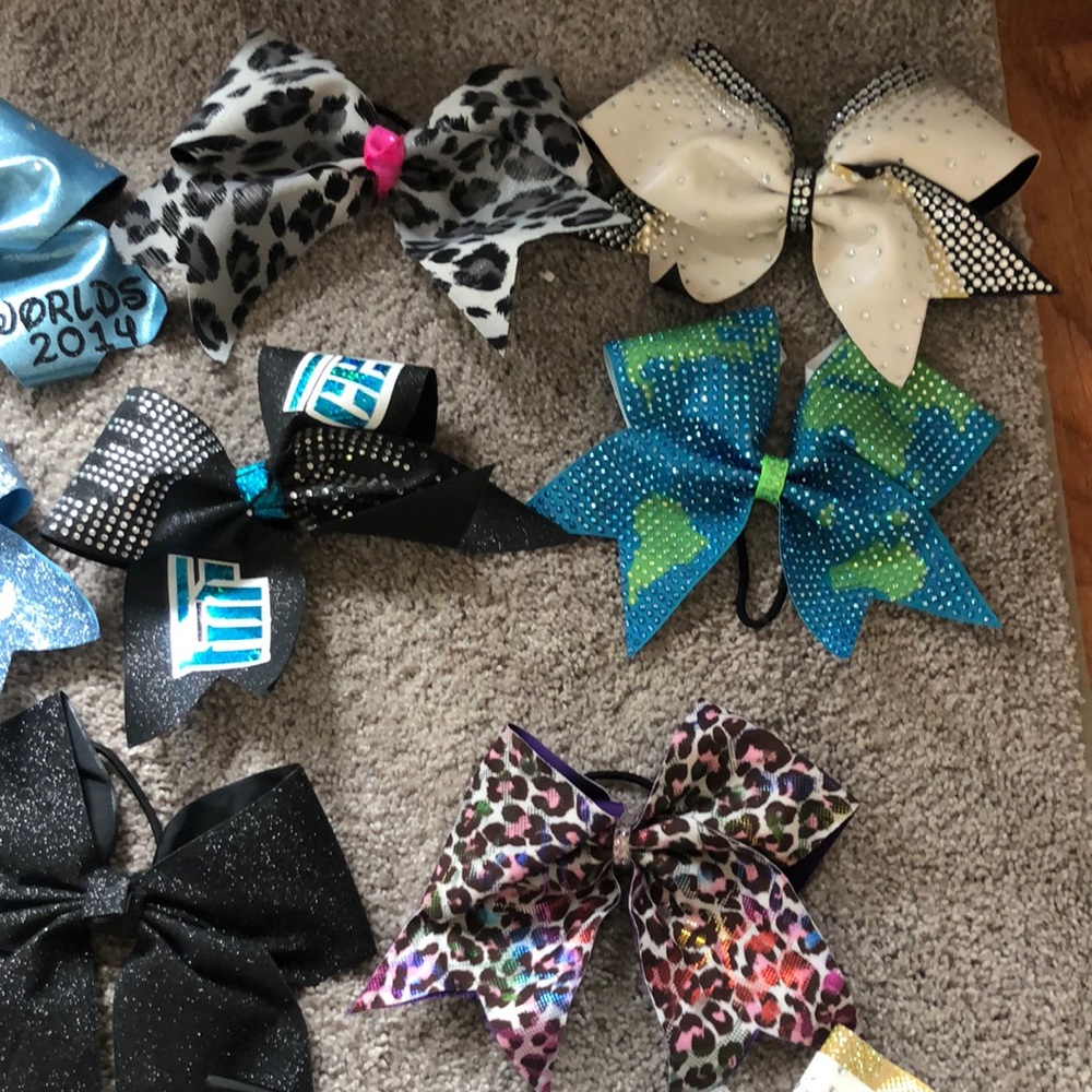 15 Cheer Bows - Picture 3 of 5